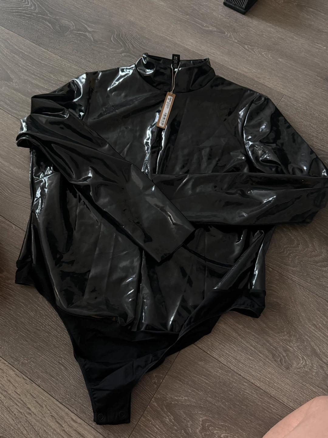 SKIMS Stretch Vinyl Long Sleeve Bodysuit - photo 5