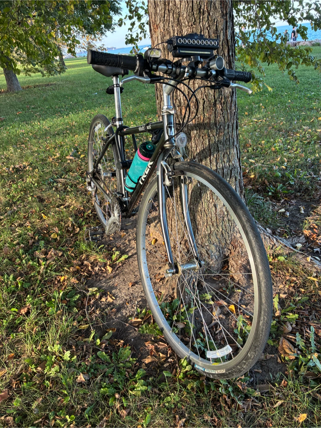 Black Hybrid Bike + Accessories Included 🚲 - photo 3