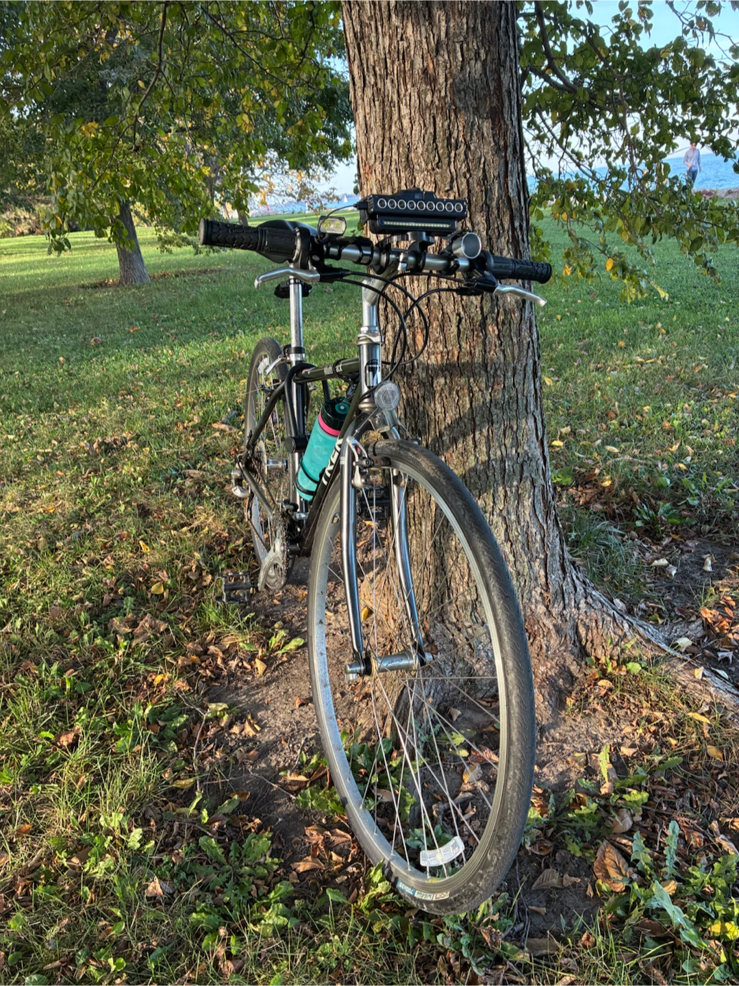 Black Hybrid Bike + Accessories Included 🚲 - photo 4