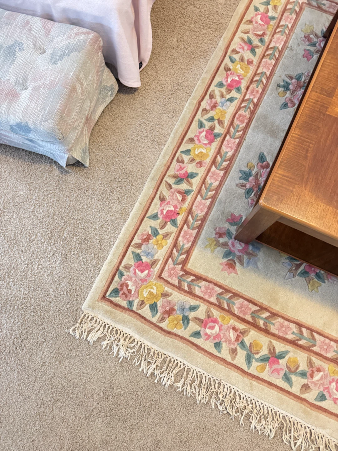 Floral pattern area rug with fringed edges