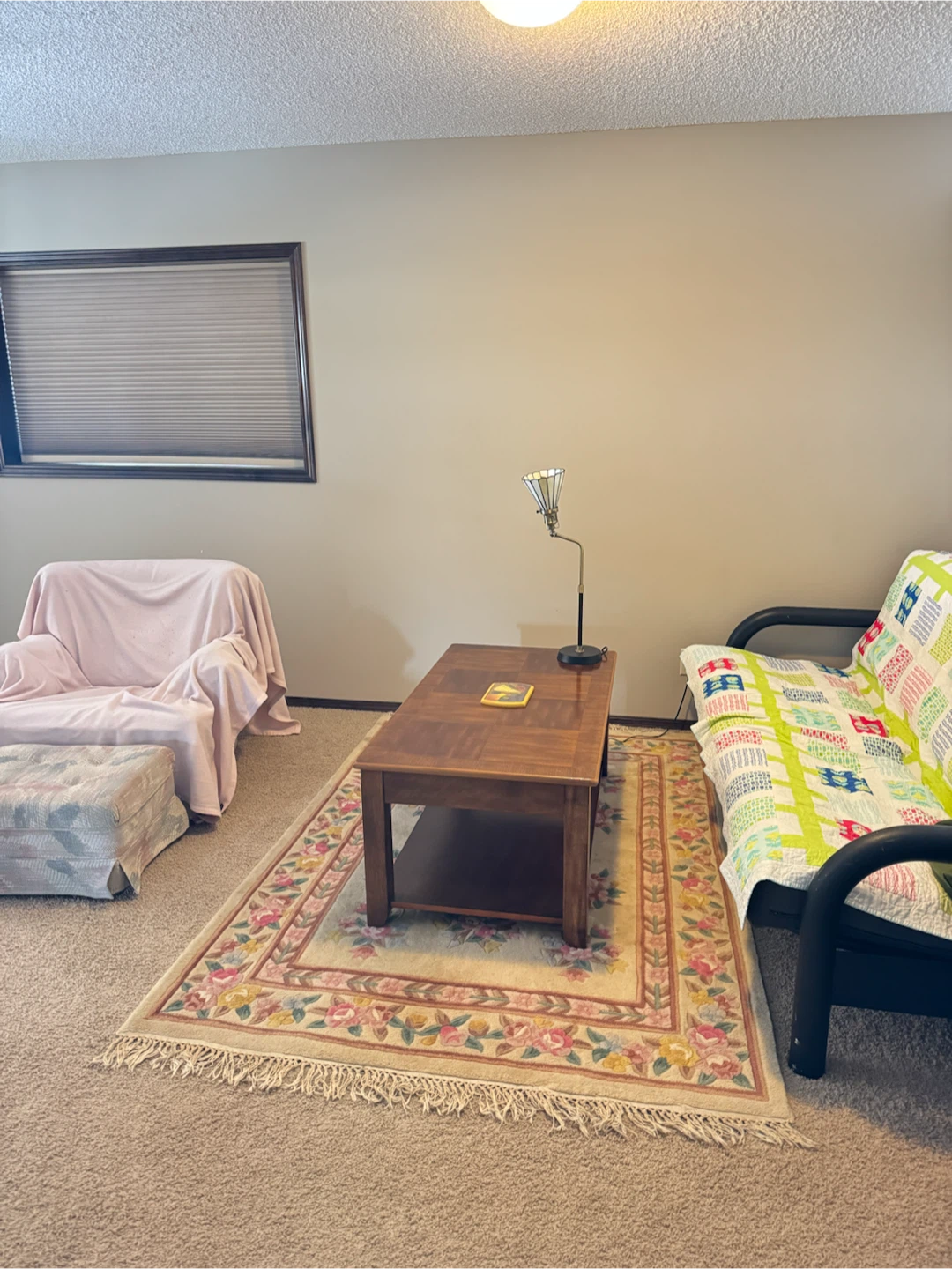 Floral pattern area rug with fringed edges - photo 2