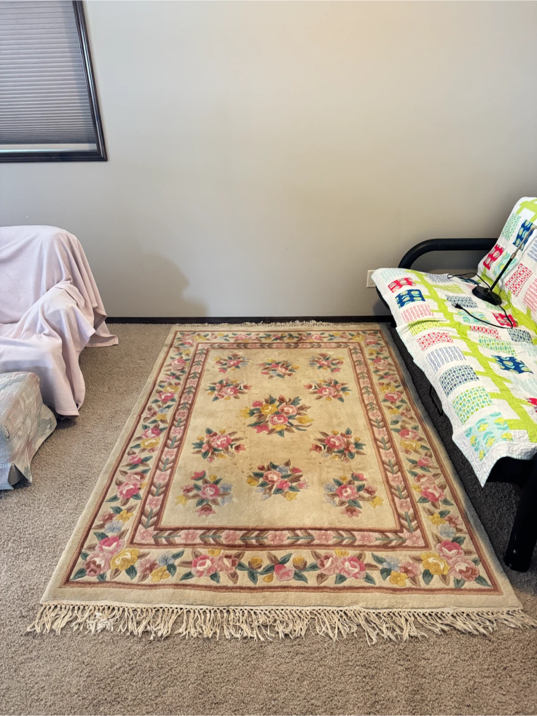 Floral pattern area rug with fringed edges - photo 3