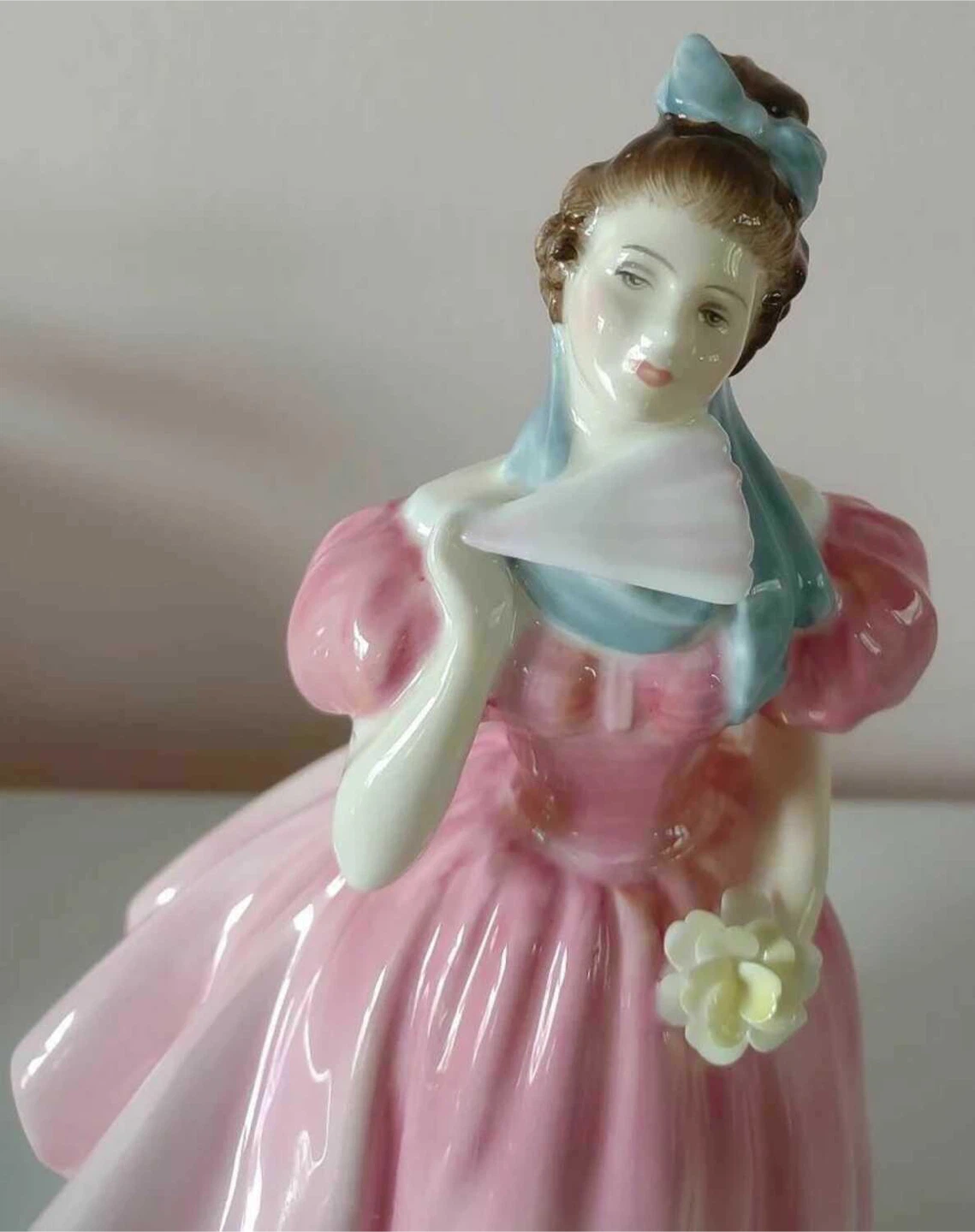 Royal Doulton Camellia Figurine HN 2222 - photo 4