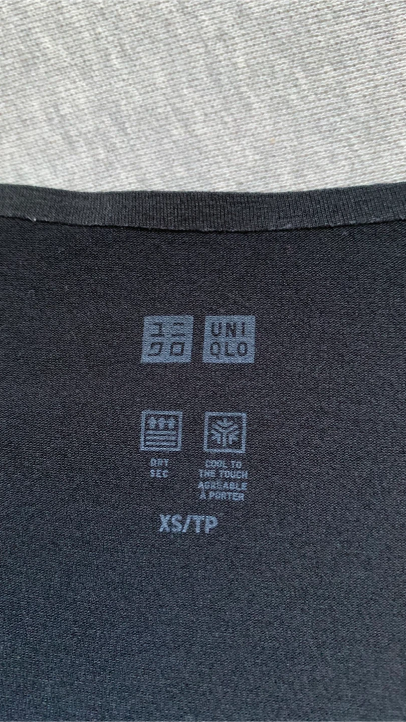 Uniqlo AIRism V-Neck T-Shirt ~ Size XS - photo 3