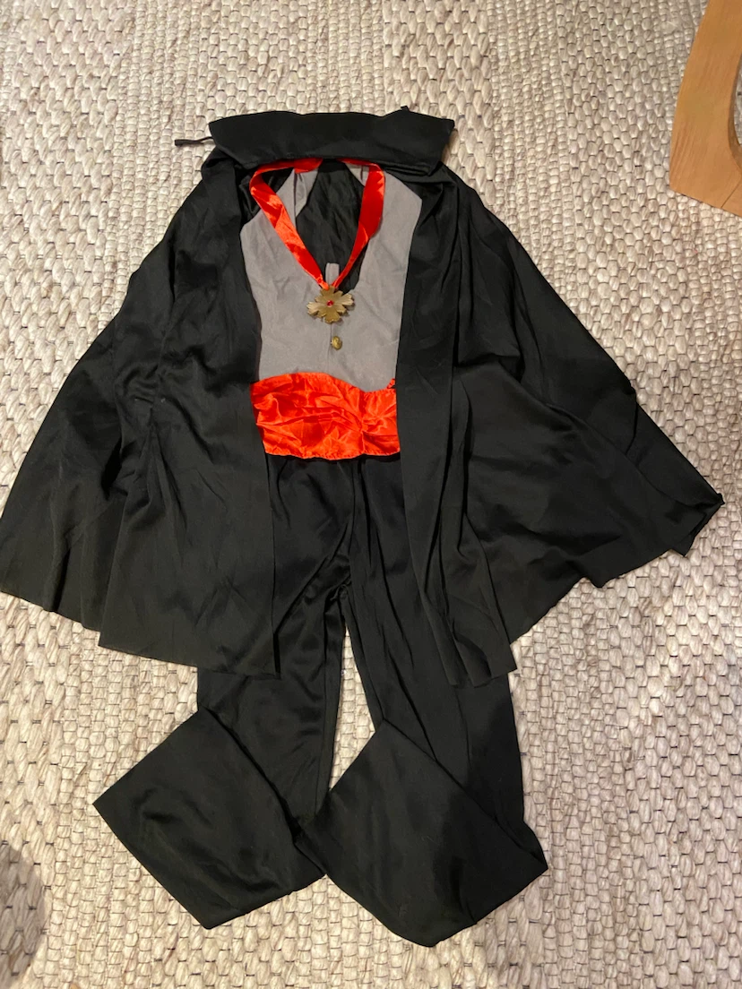 Vampire costume 10-12