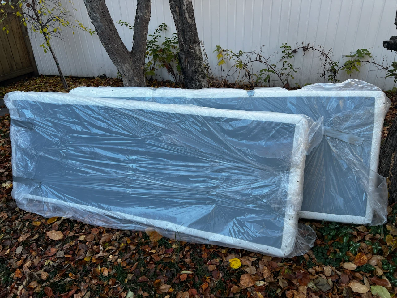Queen-size/twin bed spring box set in immaculate condition
