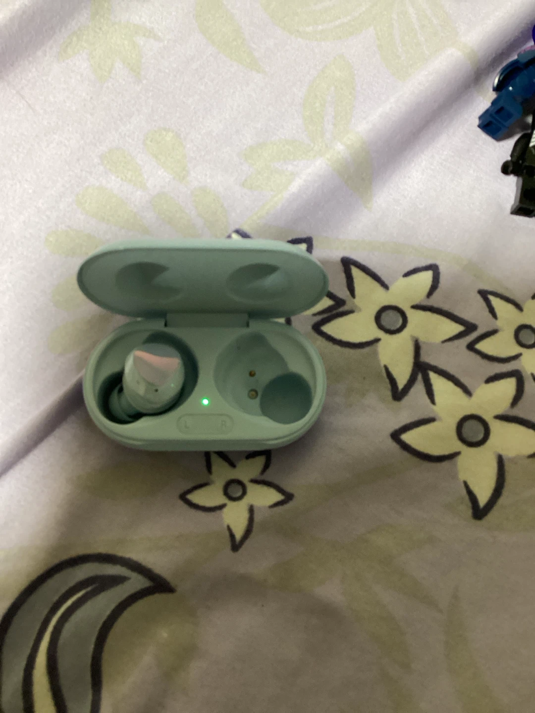 Samsung airless headphones - photo 2