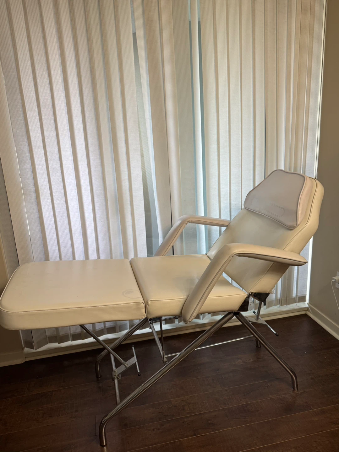 White Adjustable Facial Spa Bed - photo 2