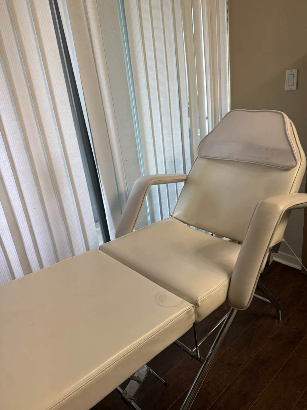 White Adjustable Facial Spa Bed - photo 3