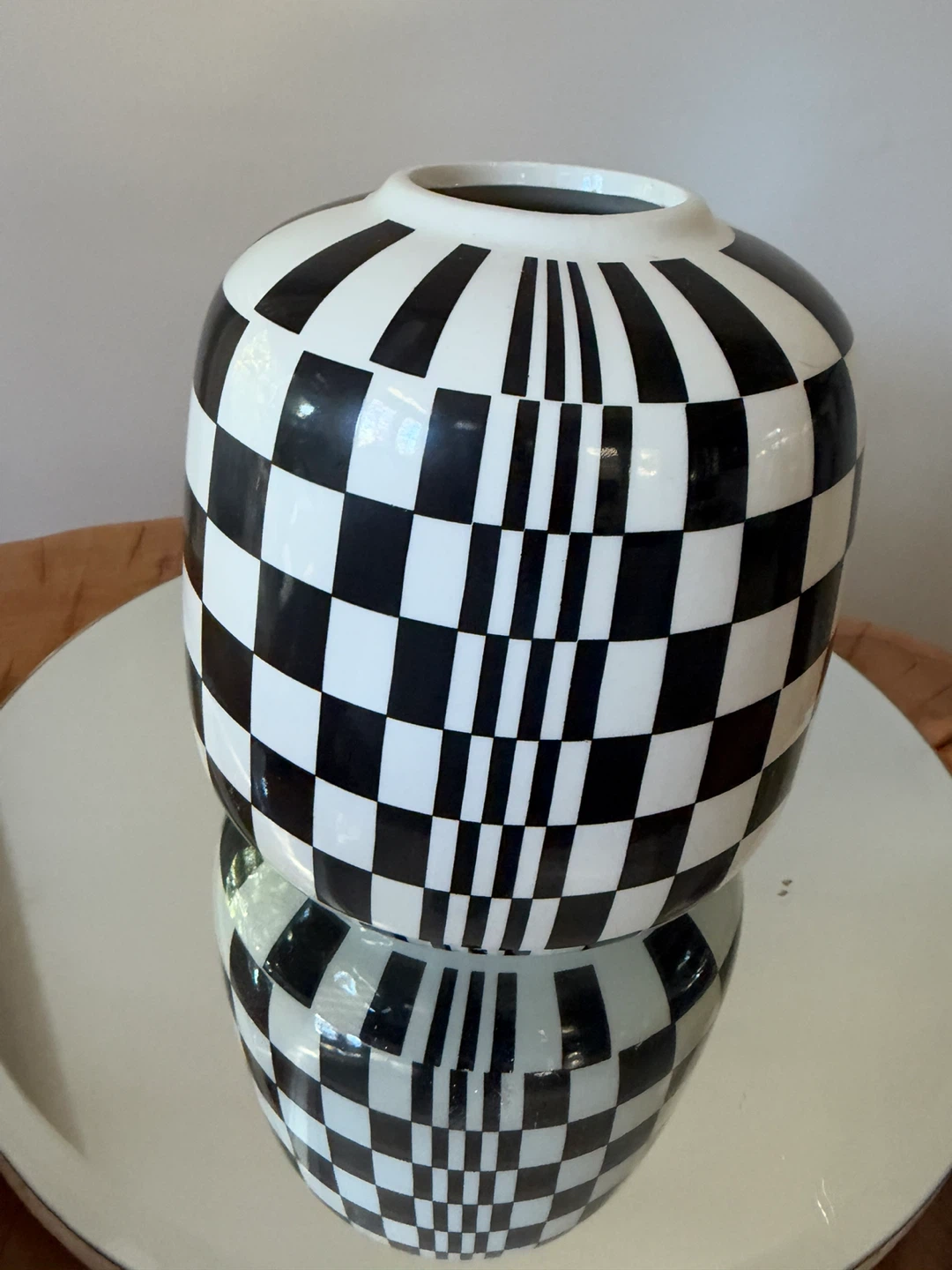 Black and white patterned ceramic vase - photo 2