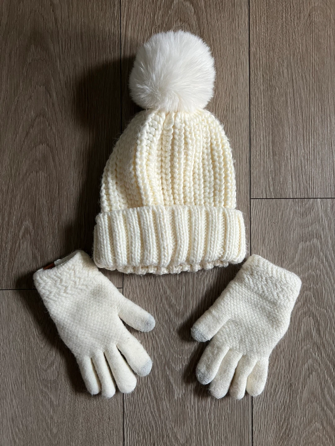 Cream Toque and Gloves Set