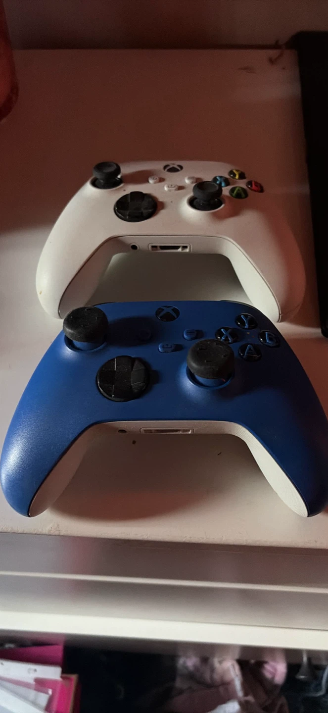 2 xbox controllers