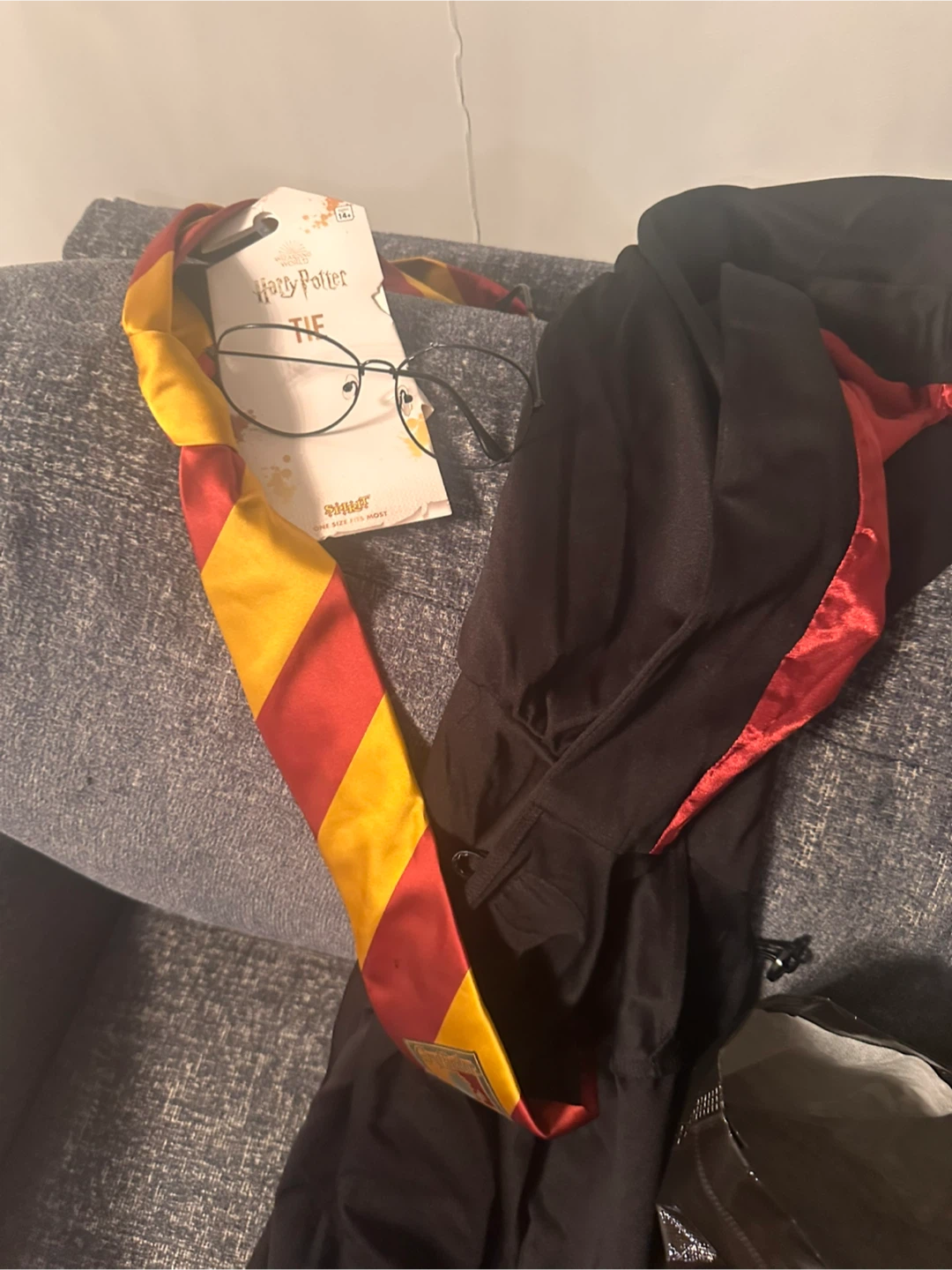 Harry Potter Gryffindor Robe and Tie Set - photo 2