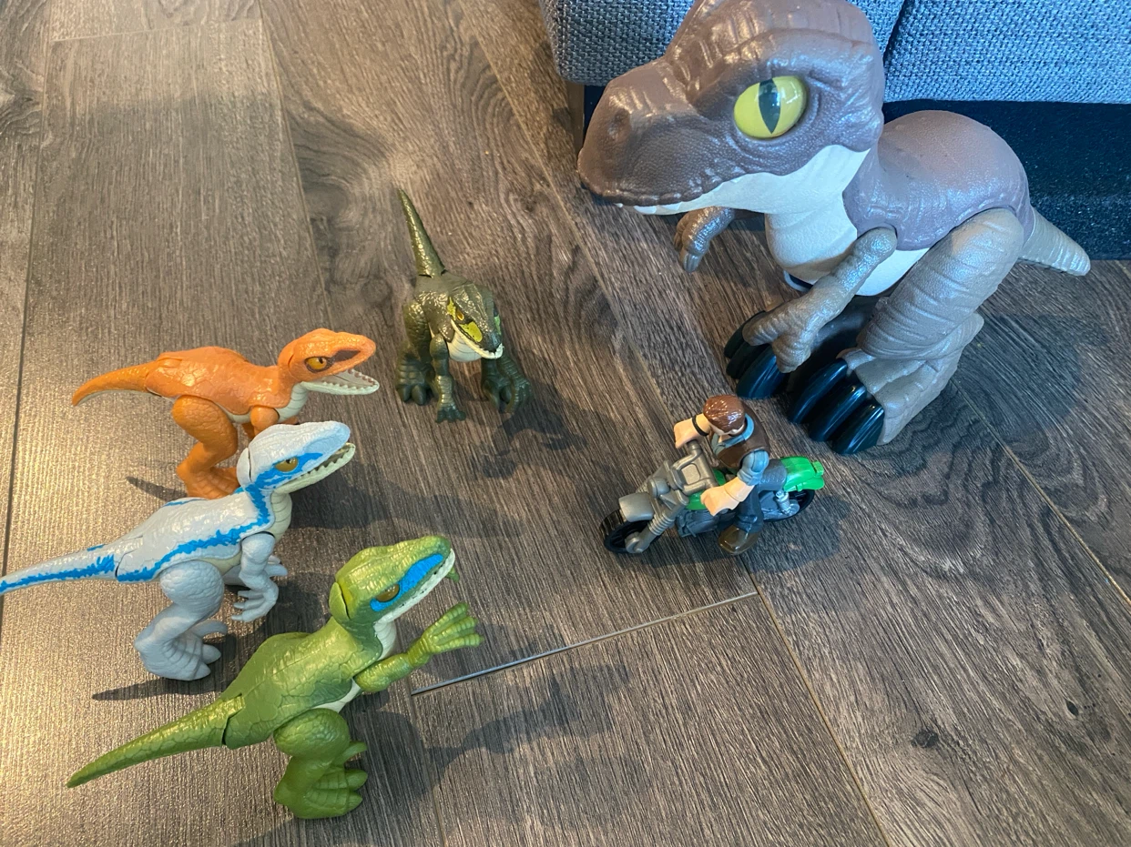Jurassic World Dinosaur and Figure Set