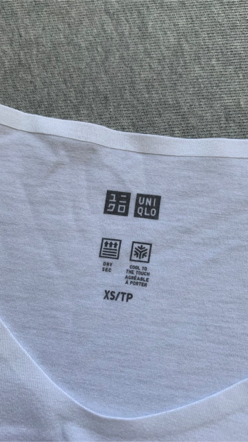 Uniqlo AIRism V-Neck T-Shirt White - Size XS - photo 3