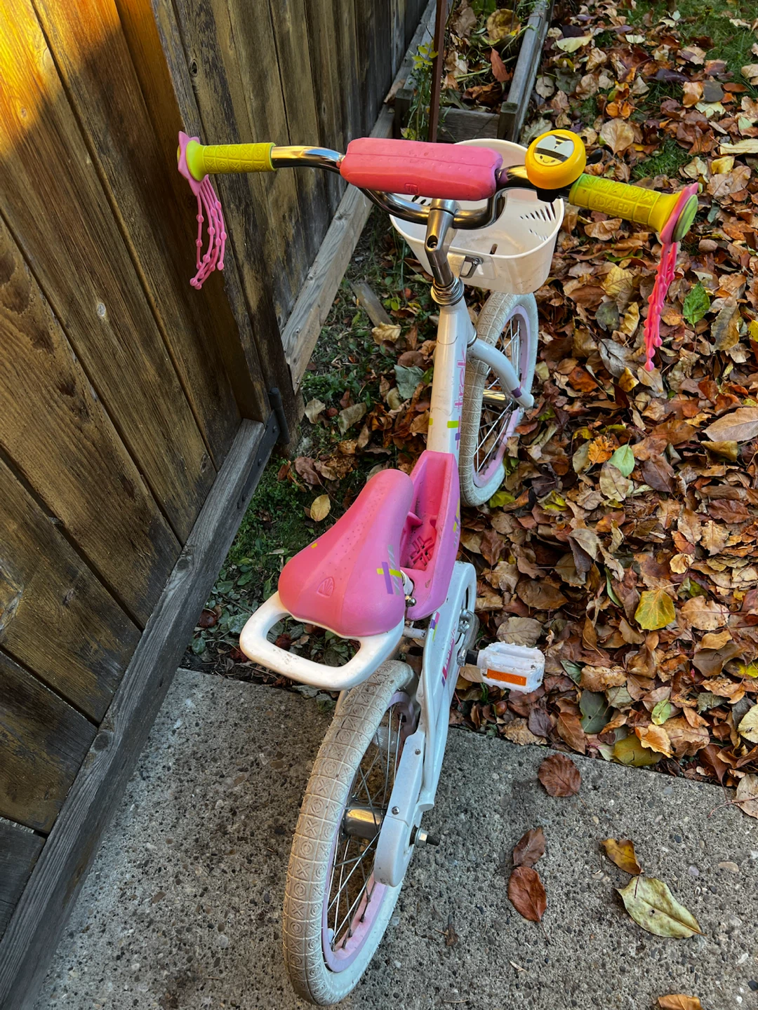 Pink and white Trek Mystic 16 children's bicycle (2015 model) - photo 3