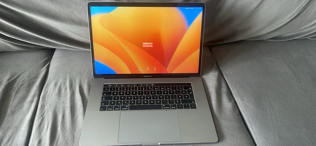 2017 MacBook Pro 15 inch 512ssd 16gb ram - photo 2