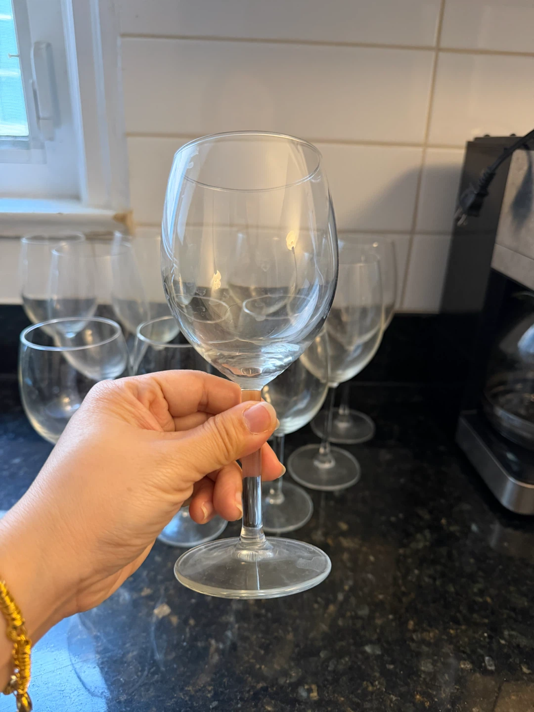 Set of 10 clear glass wine glasses