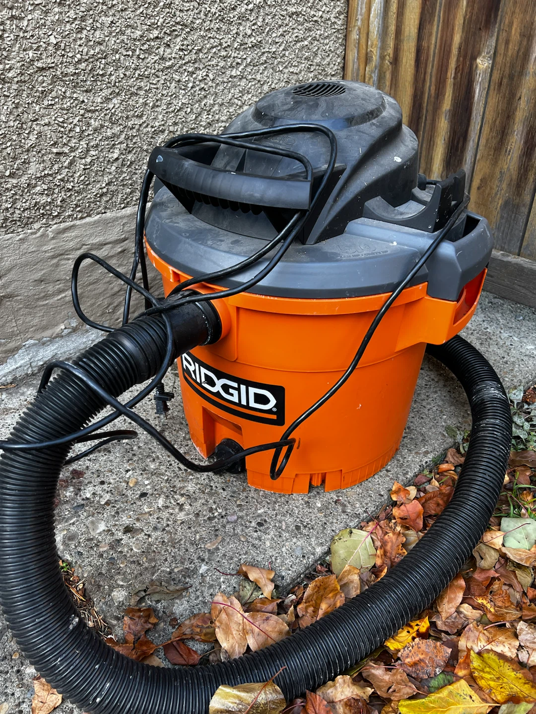 RIDGID shop vac w/wheels and all attachments/accessories