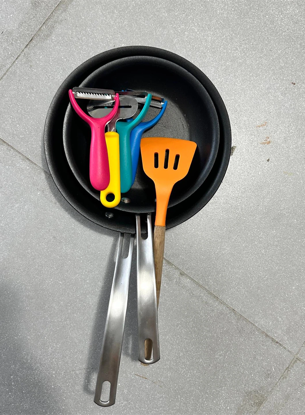 Kitchenware Set: 2 Frying Pans, 4 Peelers, 1 Spatula - photo 4