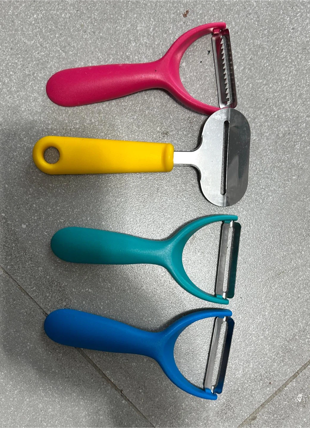 Kitchenware Set: 2 Frying Pans, 4 Peelers, 1 Spatula - photo 5