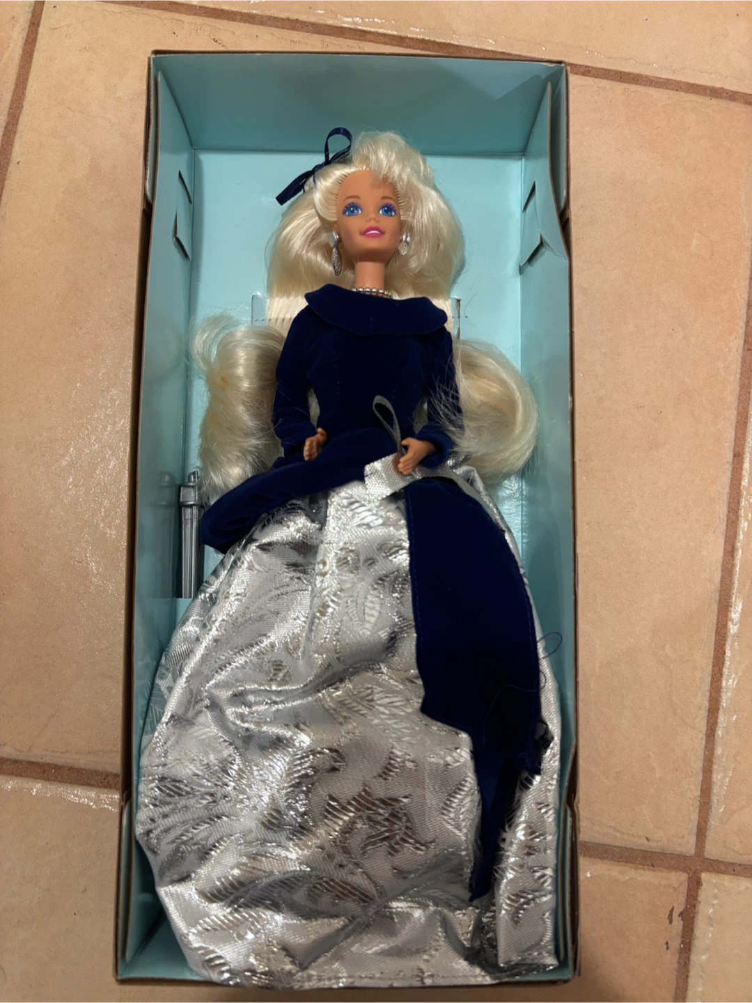 Barbie X Avon Exclusive Winter Velvet Barbie Doll - photo 2