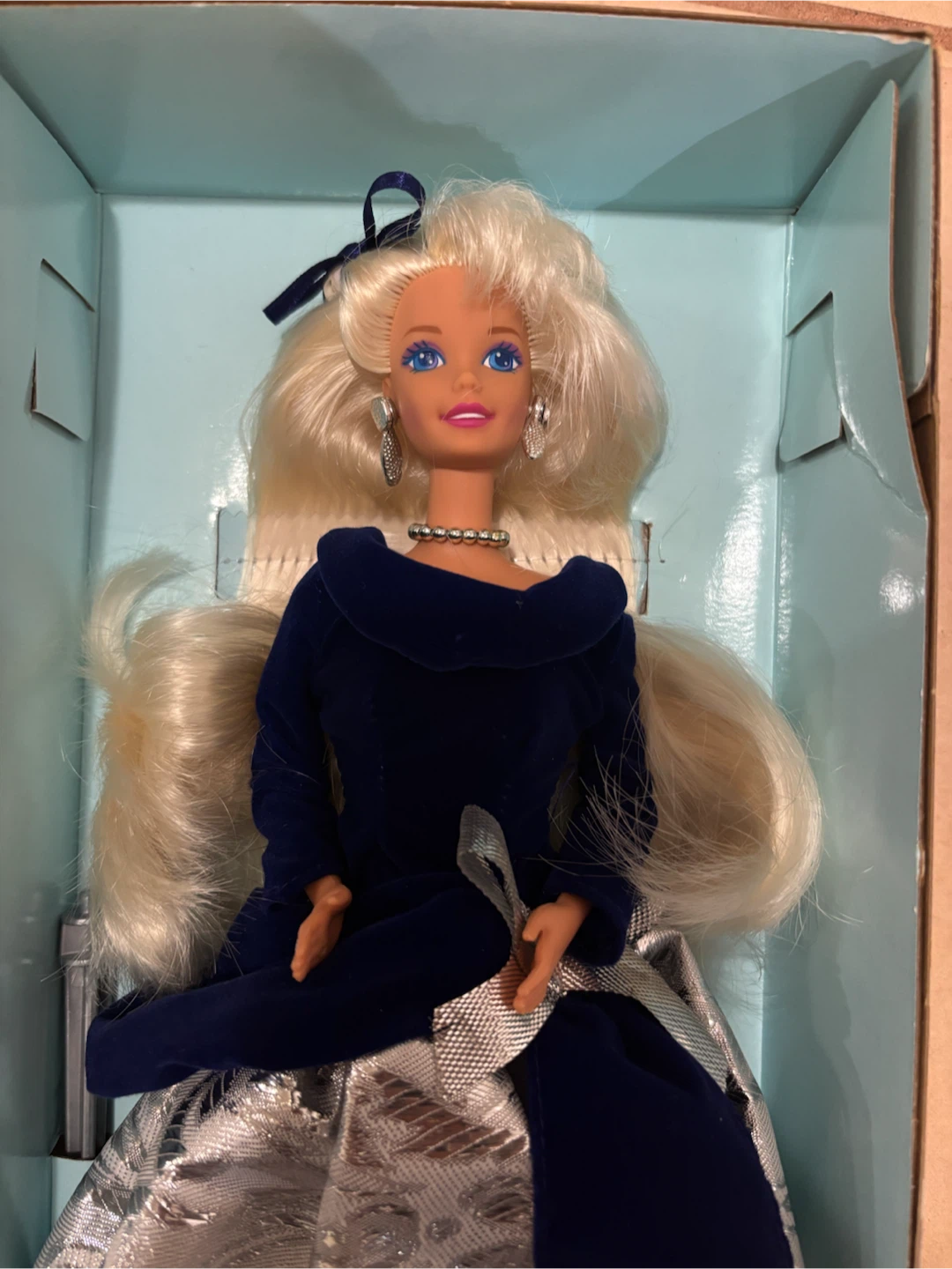 Barbie X Avon Exclusive Winter Velvet Barbie Doll - photo 3
