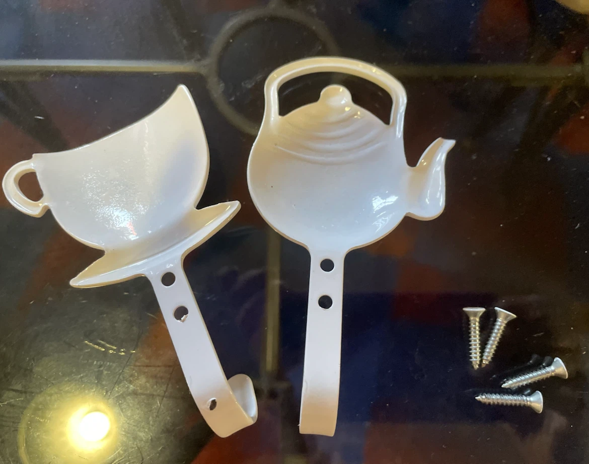 Set of 2 White Tea-Themed Wall Hooks - photo 2