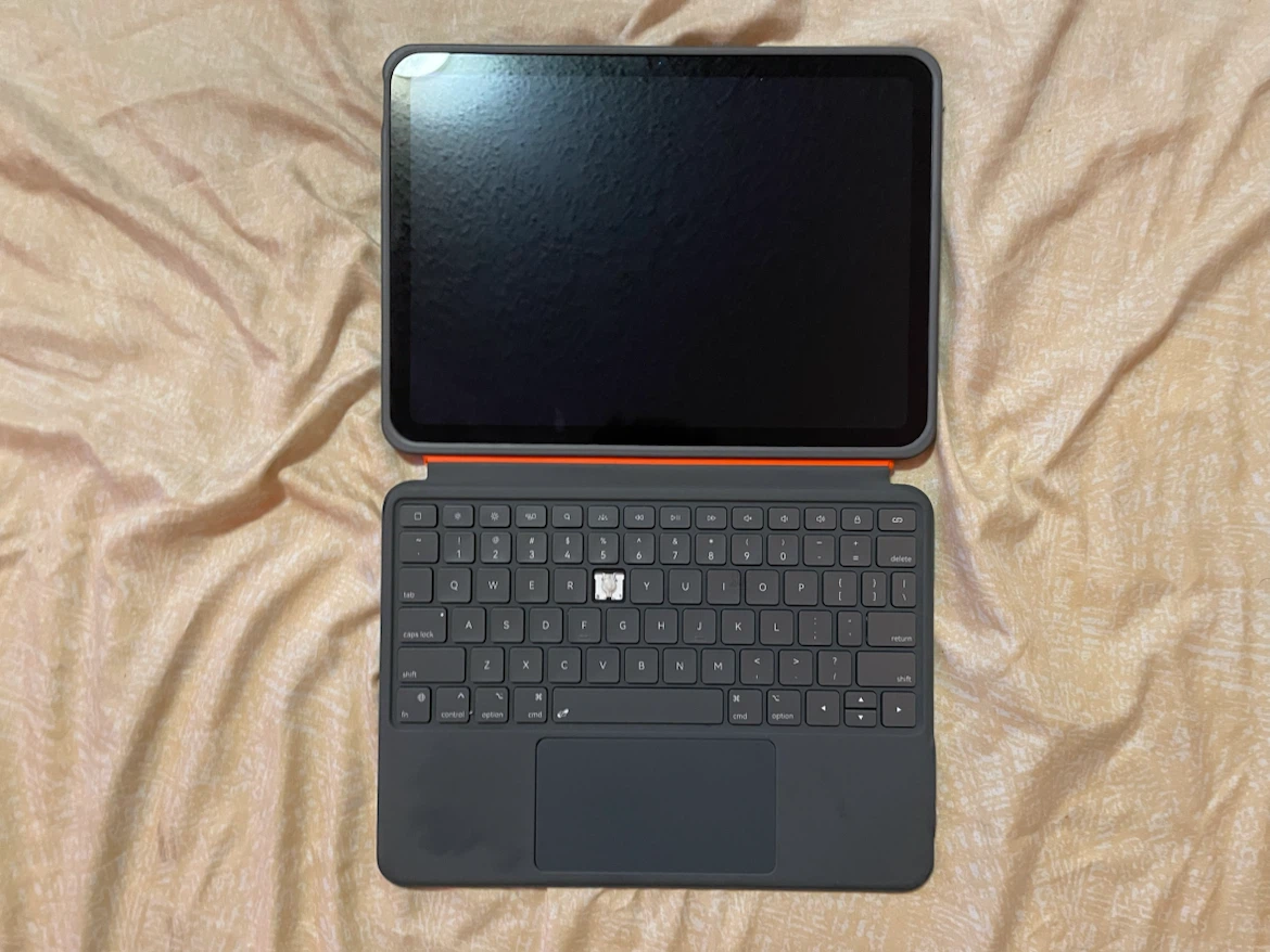 Apple iPad a16 with Keyboard Case and pencil - photo 3