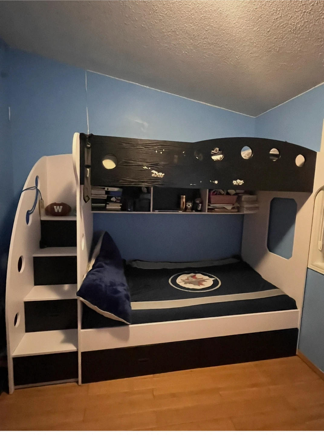 Twin over twin bunkbed