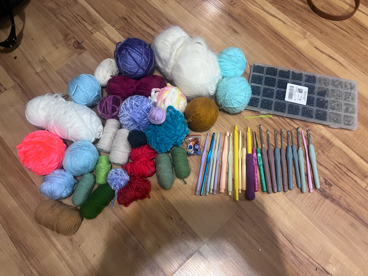 Crochet hooks and yarn + plus crochet accessories - photo 4