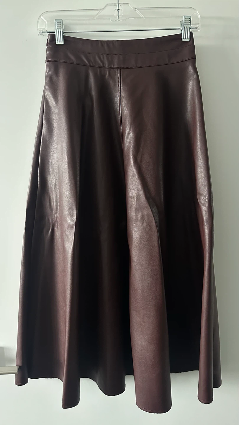 Burgundy faux leather midi skirt - photo 3