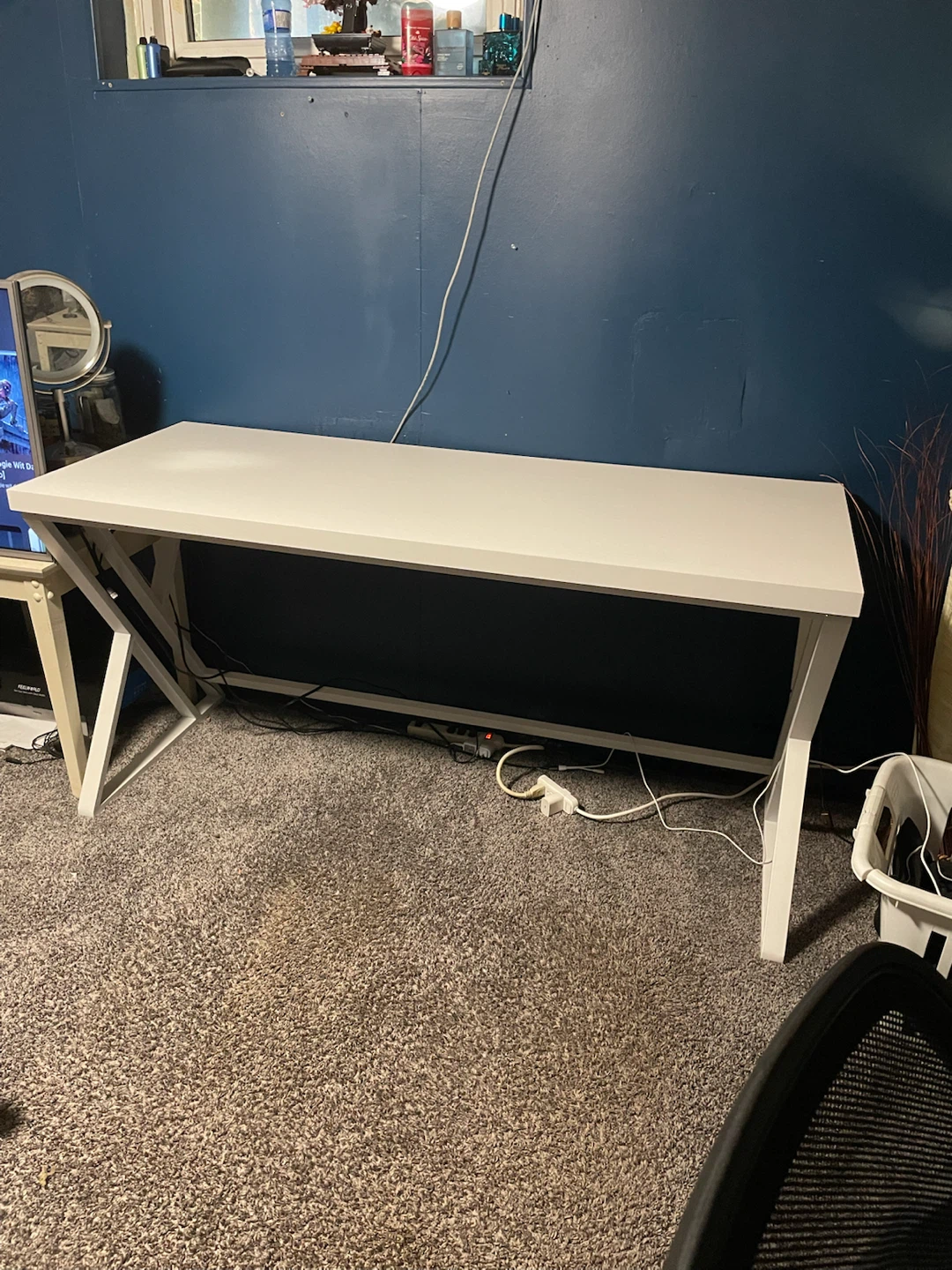 white office desk (60”)