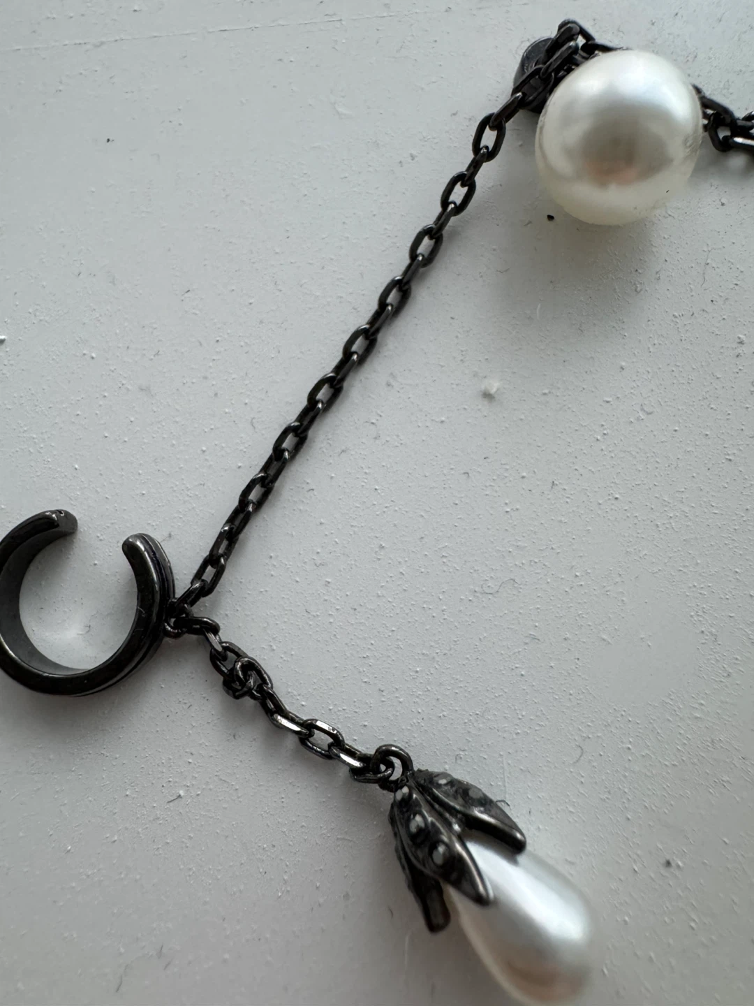 single Alexander McQueen Skull and Pearl Chain Ear Cuff Earring - photo 3