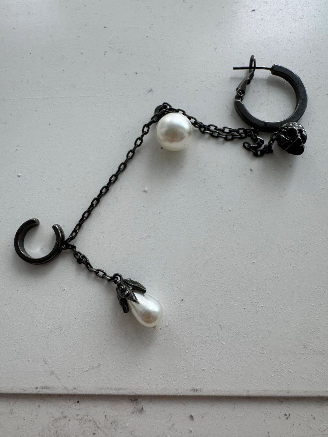 single Alexander McQueen Skull and Pearl Chain Ear Cuff Earring - photo 4