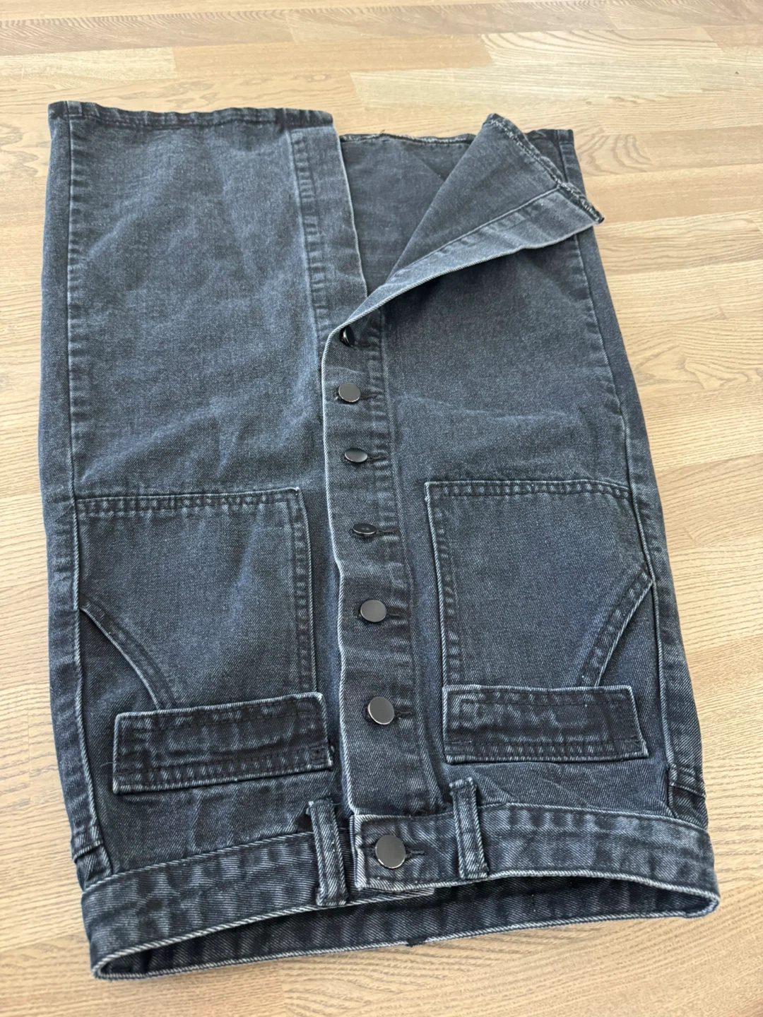 Designer’s Black Denim Button-Front Skirt - photo 2