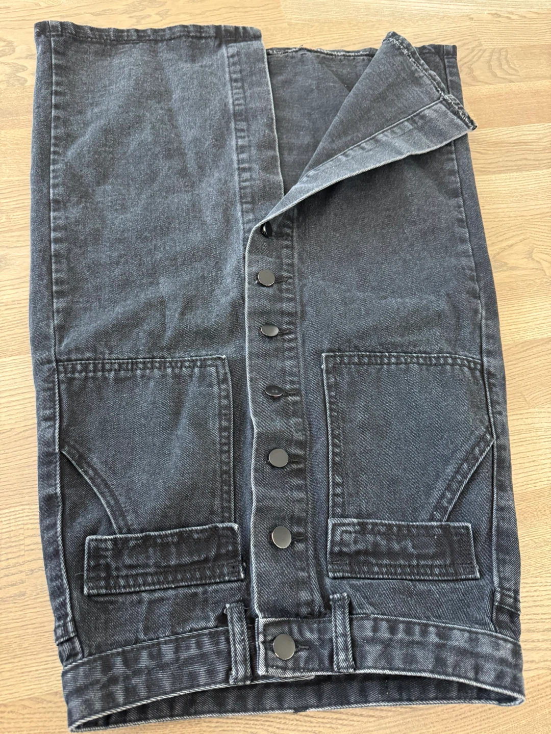 Designer’s Black Denim Button-Front Skirt - photo 3