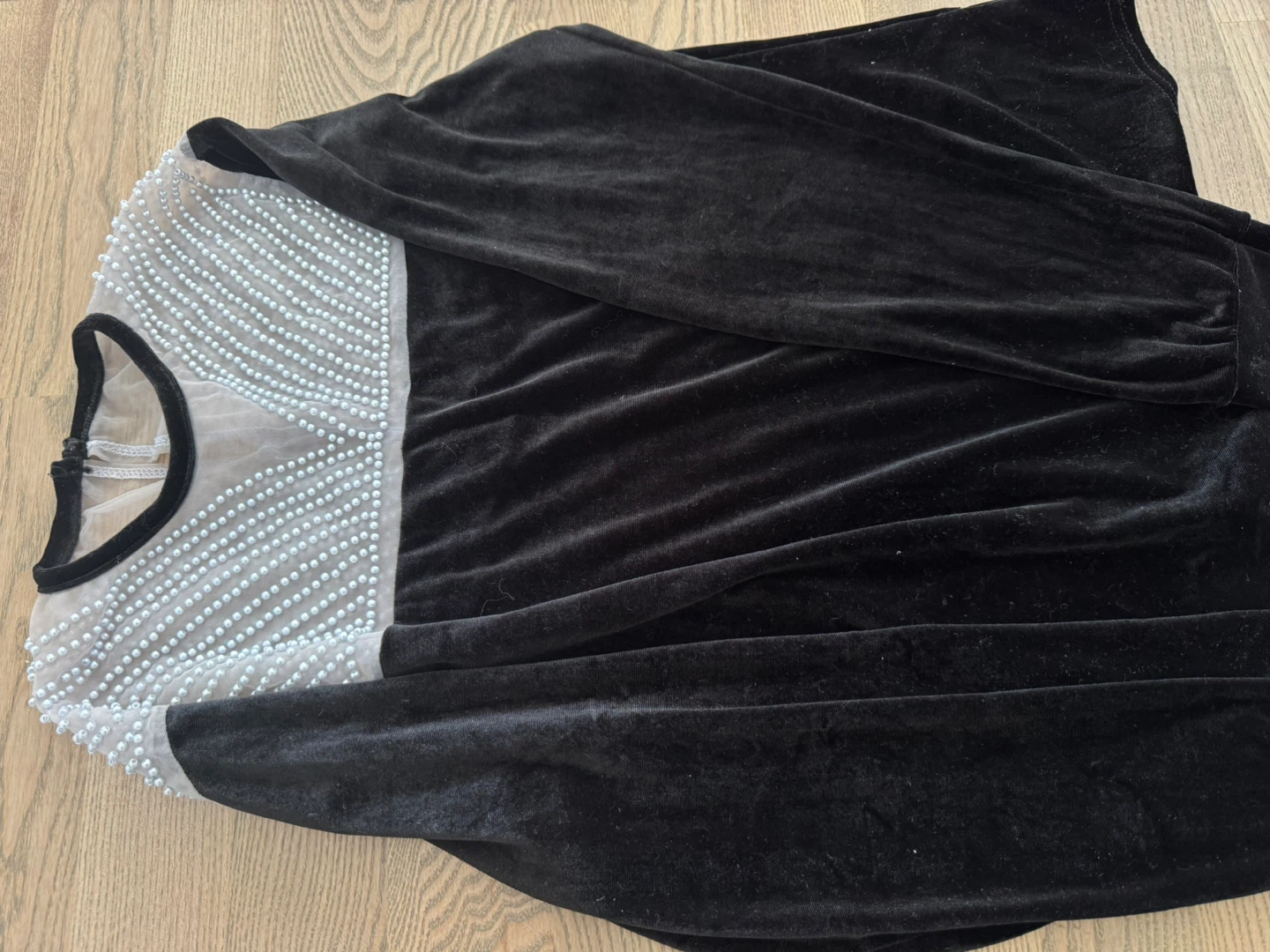 Designer’s Black velvet top with pearl detailing - photo 3