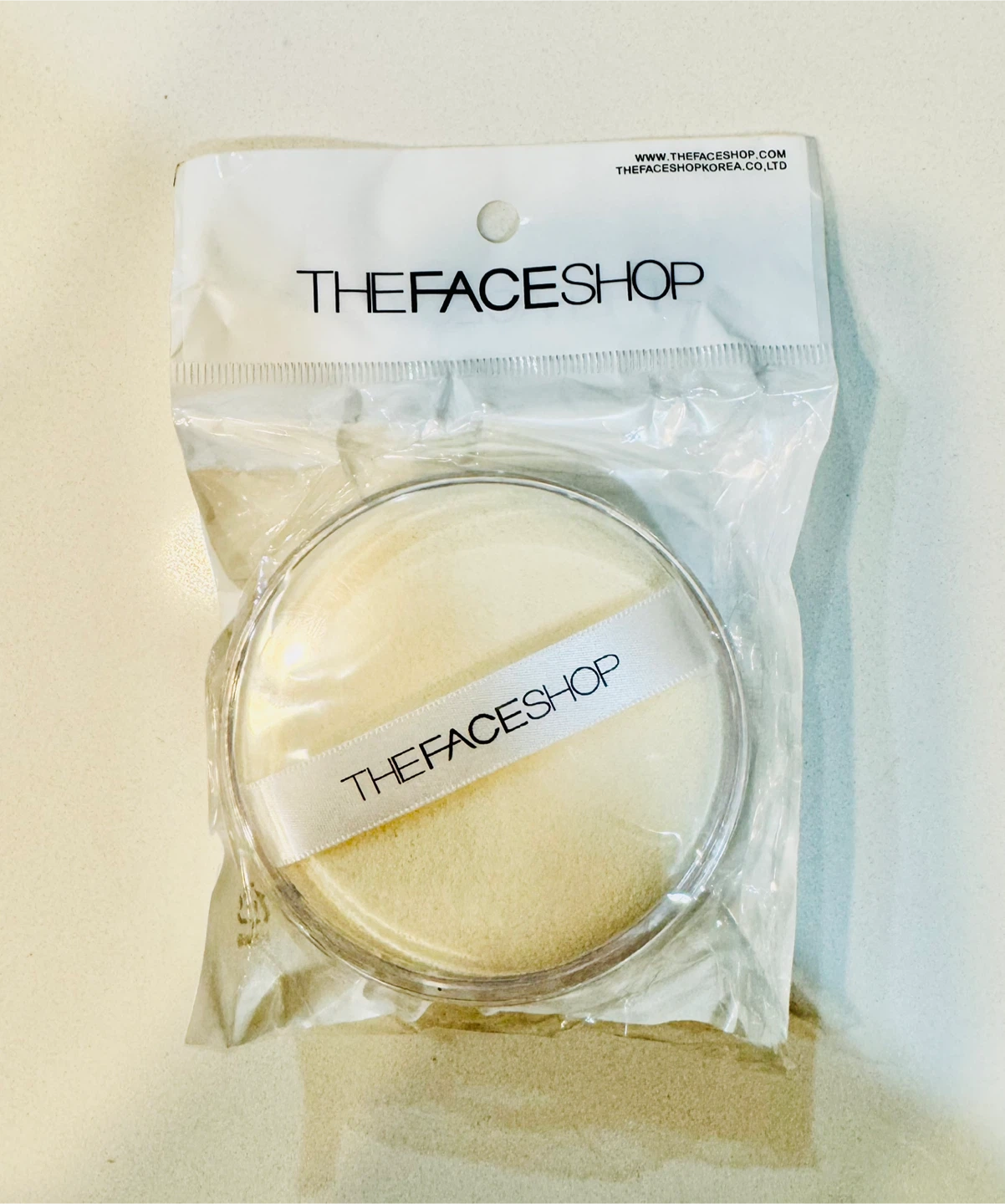 The Face Shop Powder Puffs Round Shape with Box_NWT