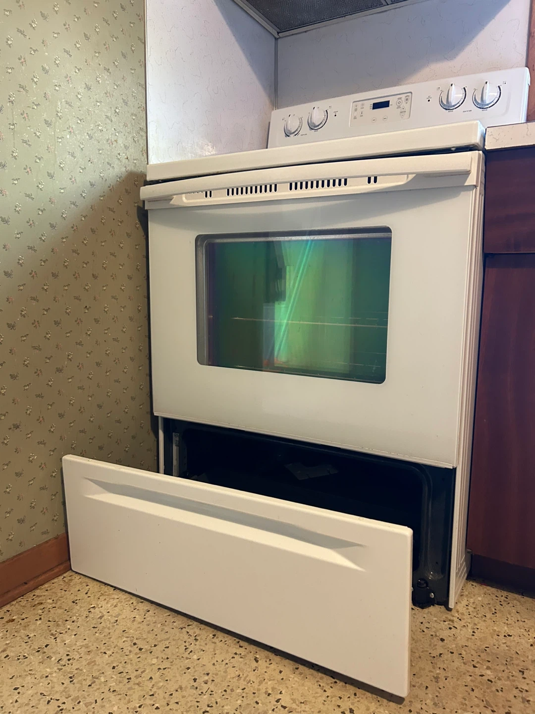 Whirlpool Electric Stove - photo 2