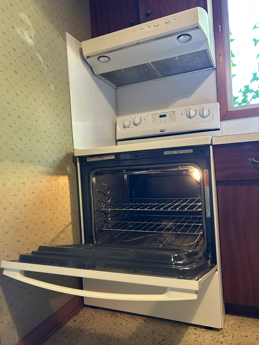 Whirlpool Electric Stove - photo 3
