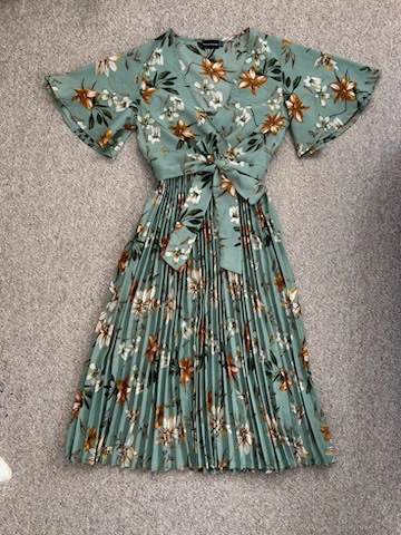 PrettyLittleThing Green Floral Pleated Midi Dress