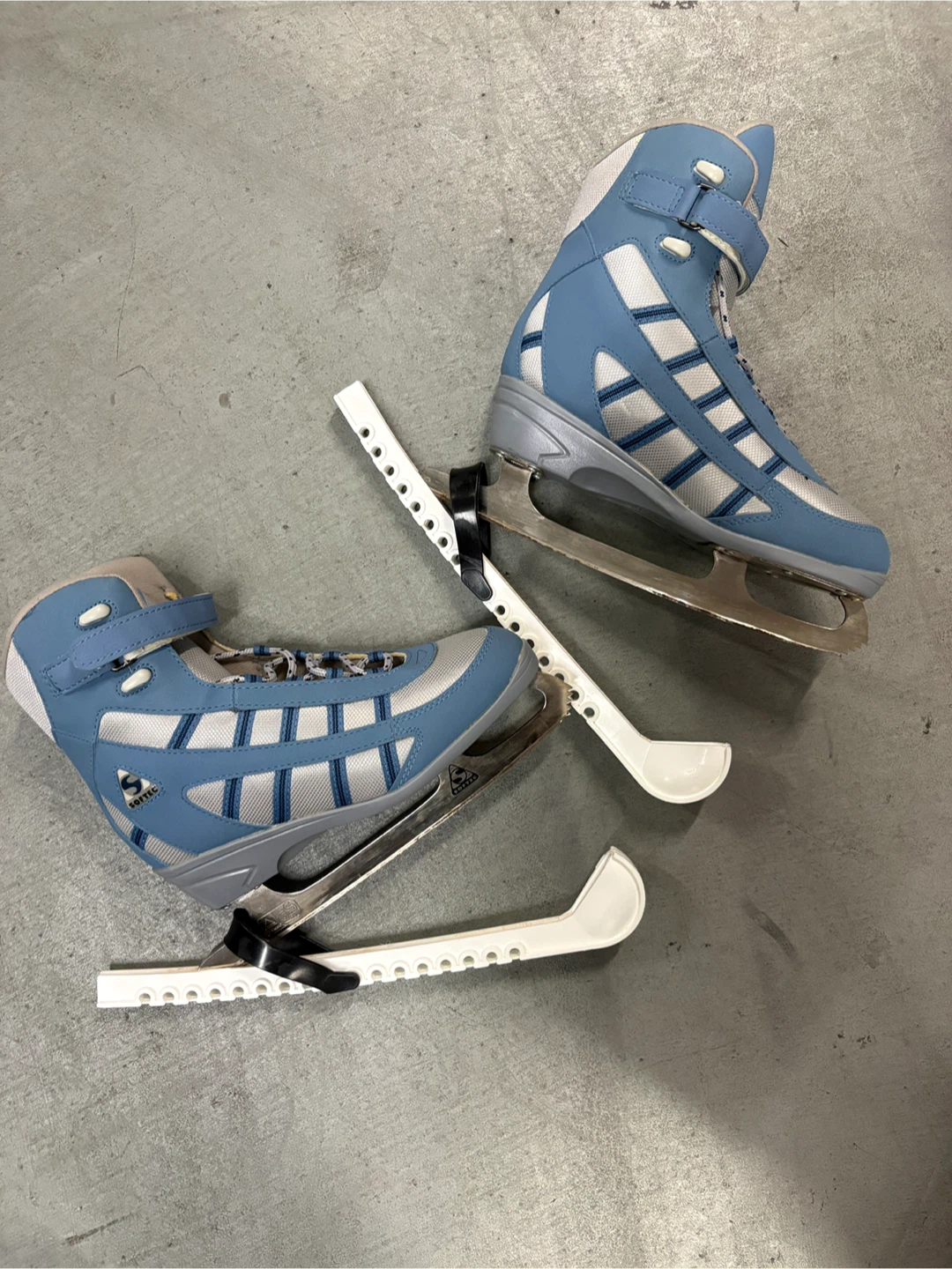 Ladies 9 Softec Ice Skates with guards and bag - photo 3