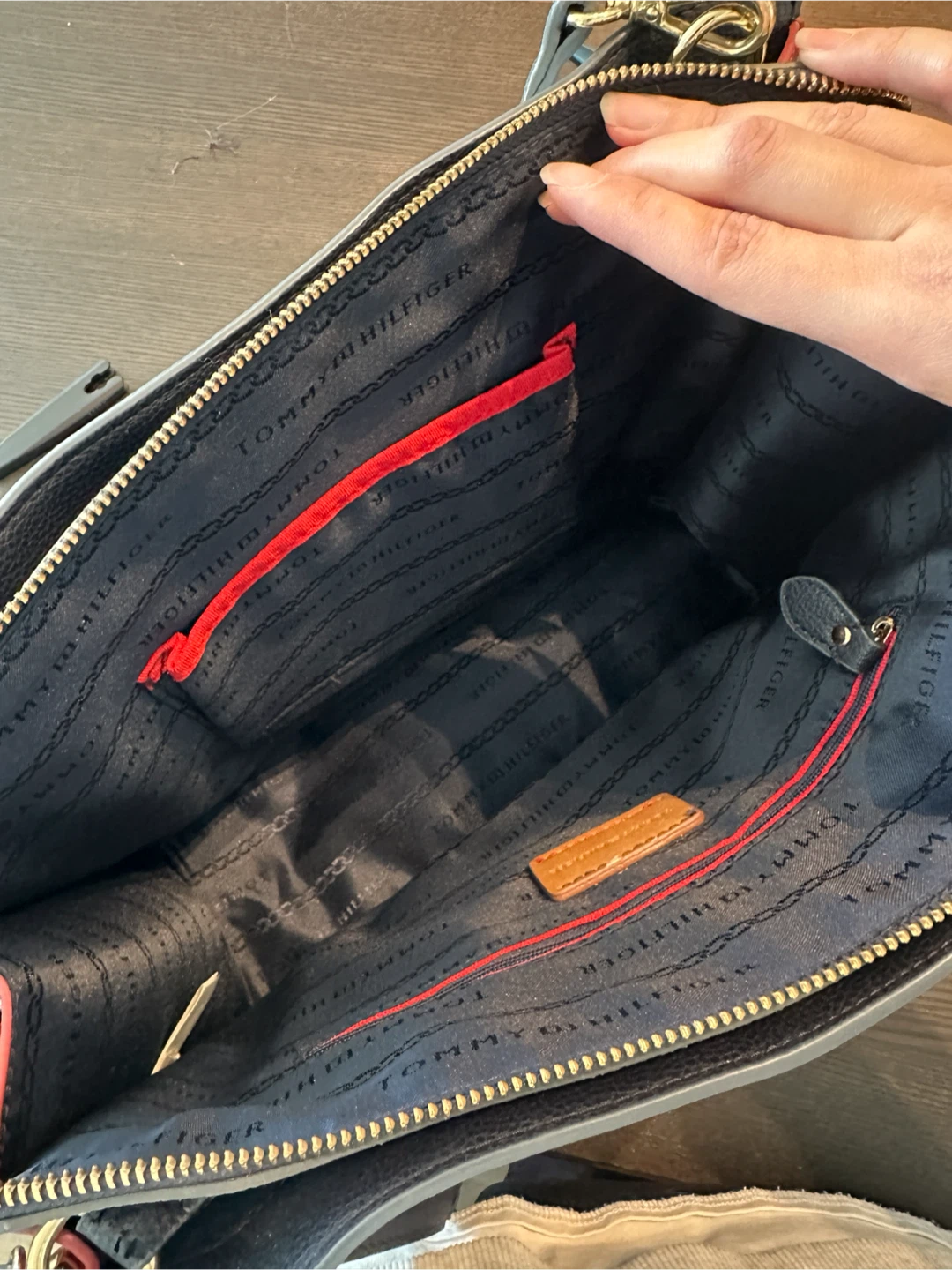 Tommy Hilfiger navy and white handbag - photo 5