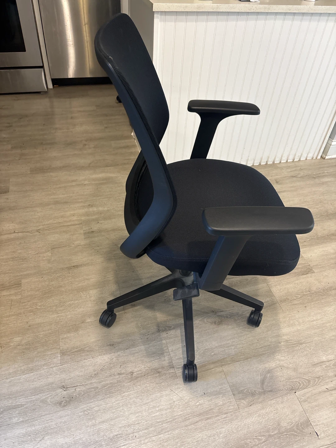 Black Mesh Office Chair - photo 2