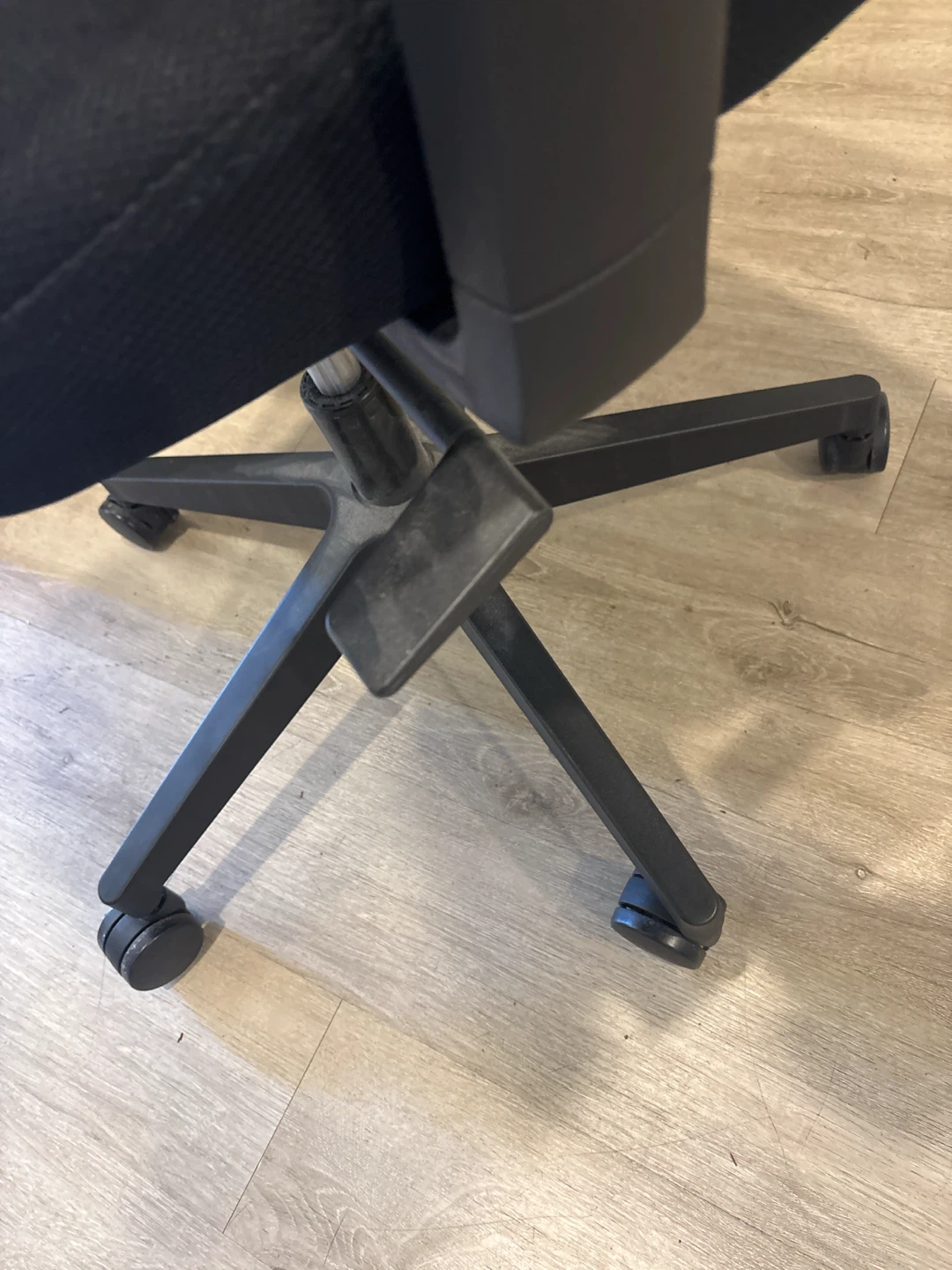Black Mesh Office Chair - photo 4