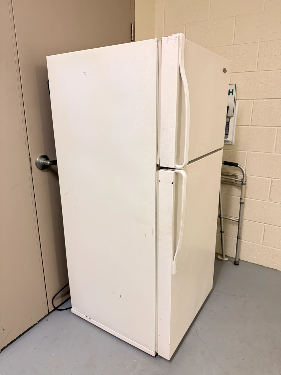 Maytag White Top-Freezer Refrigerator - photo 2