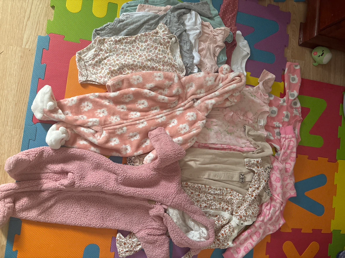 Viendo ropa de bebe