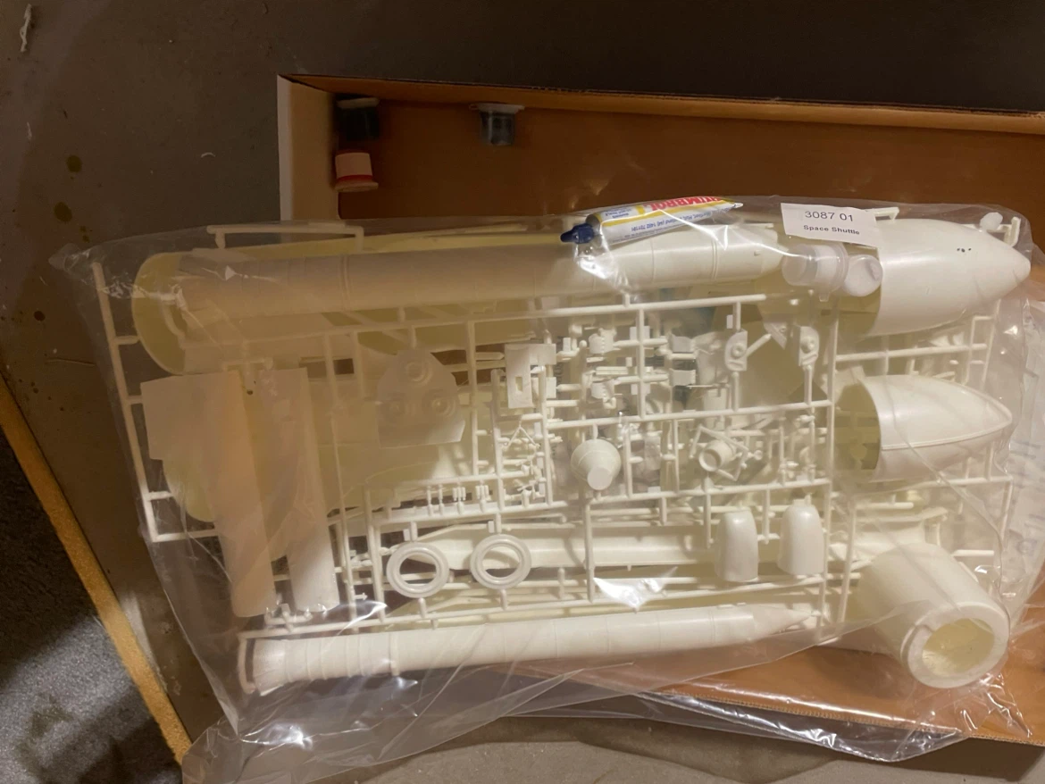 Airfix Smithsonian Space Shuttle Columbia Model Kit - photo 5