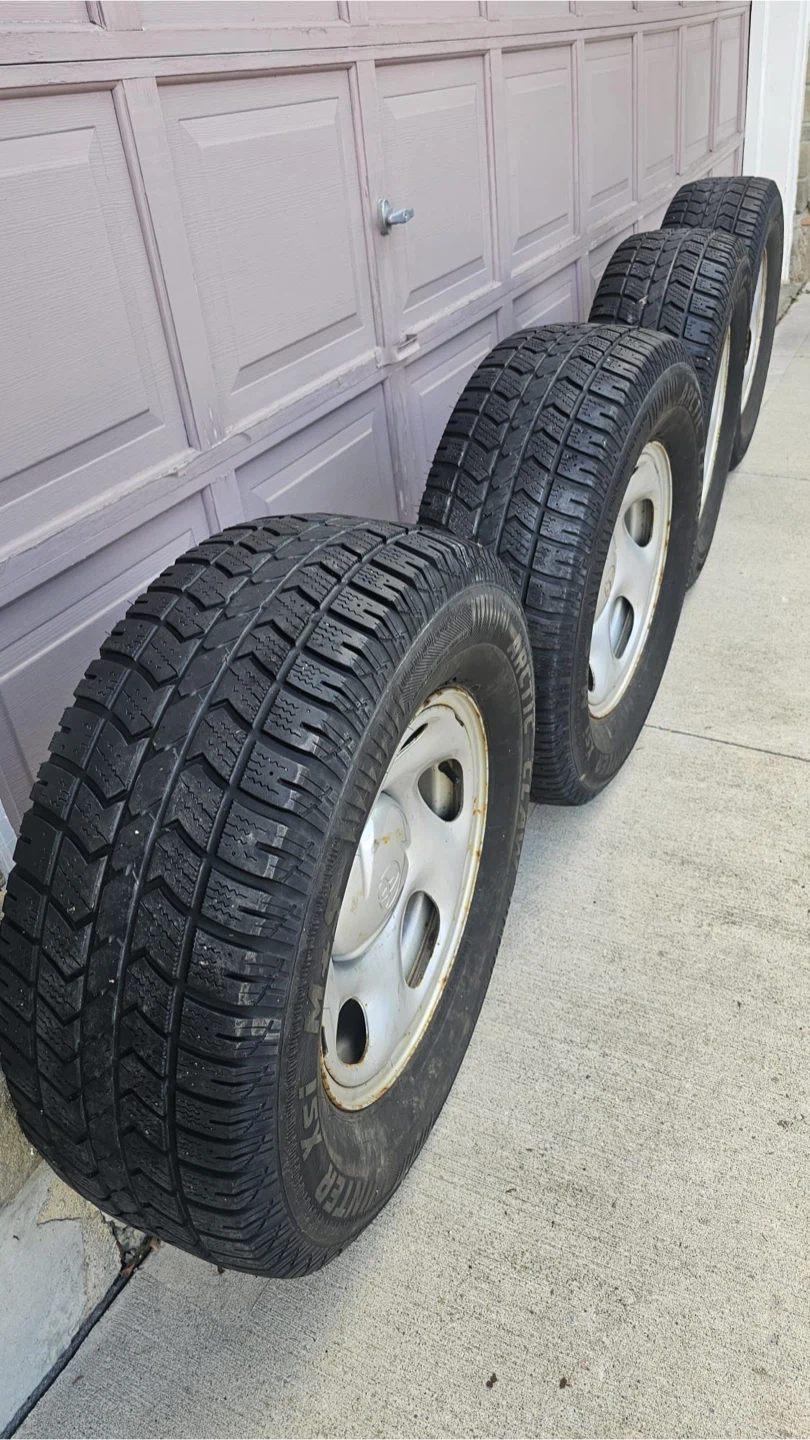 4 WINTER TIRE Set Rim and Hub Caps. 265/70R16